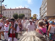 Saint-Pierre porté en procession a travers la ville