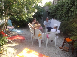 Intensive afternoon session in the garden with three ambitious students and Pascal 
