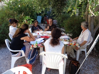 A one-on-one session in the garden during the lunch break