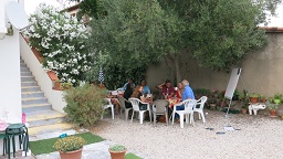 A Friday evening, a friendly gathering in the garden of our school with teachers : Songs and appetizers …. Free discussions and free language options